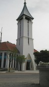 Über dem Haupteingang der Kirche erhebt sich der Glockenturm